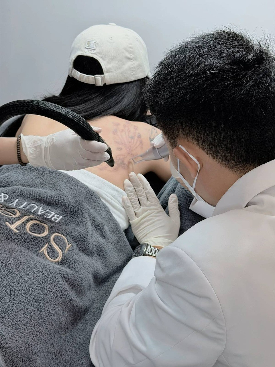 Hình ảnh nử tiktokker đi xóa xăm gây bão mạng với nhiều đồn đoán. Ảnh  từ Facebook