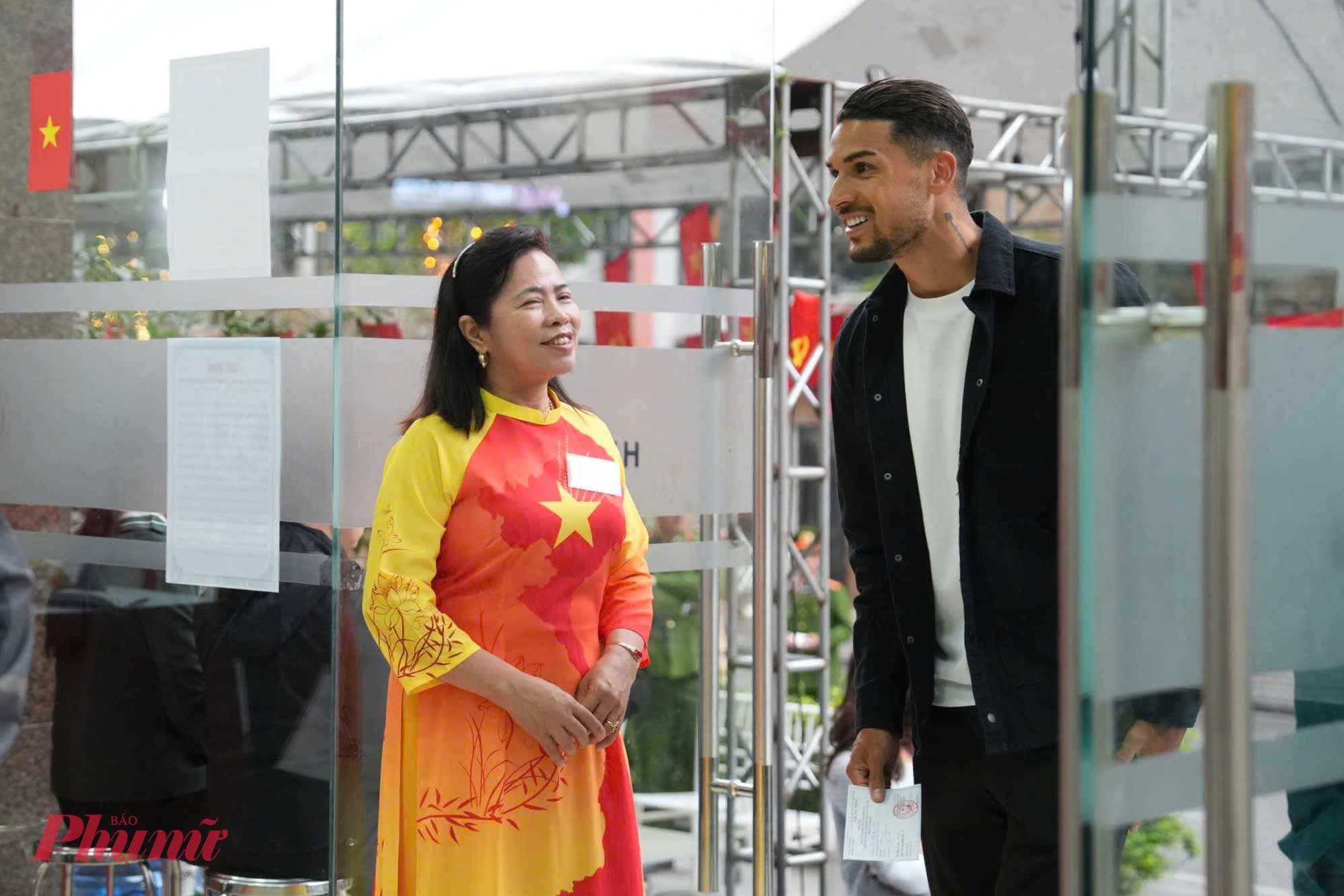 7g sáng cùng ngày, cầu thủ bóng đá nhập tịch Đỗ Hoàng Hên (CLB Hà Nội) đi bầu cử đại biểu Quốc hội khóa XVI và đại biểu Hội đồng nhân dân các cấp nhiệm kỳ 2026 - 2031 tại địa điểm bầu cử thuộc phường Từ Liêm, Hà Nội.