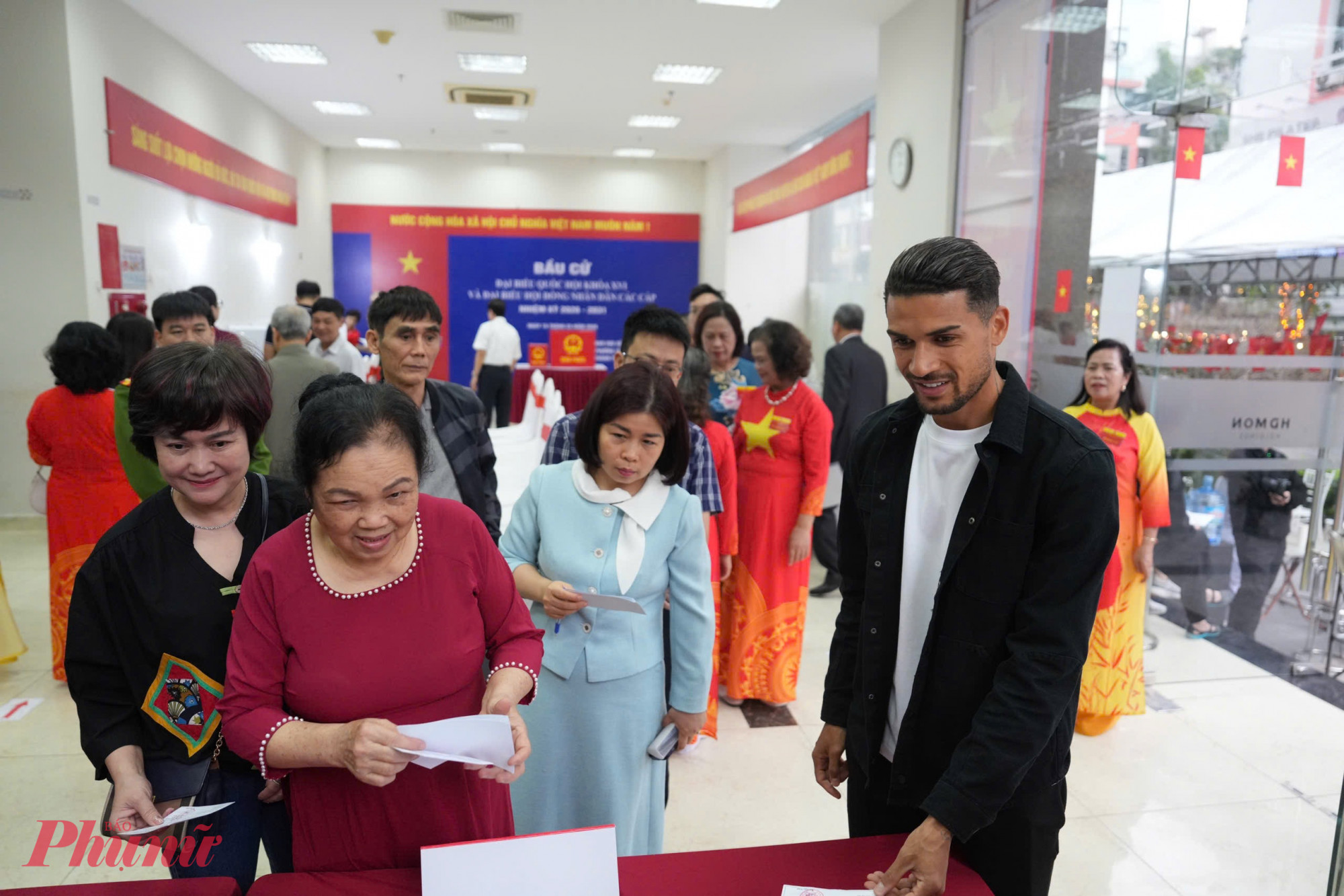 Hên cho biết trước khi đi bầu cử, anh đã tìm hiểu thông tin về các ứng cử viên. Đây là ngày đặc biệt trong cuộc đời tôi, anh nói. Suốt quá trình, Hoàng Hên giao tiếp tốt bằng tiếng Việt khi trao đổi với các cán bộ hướng dẫn ở điểm bầu cử.