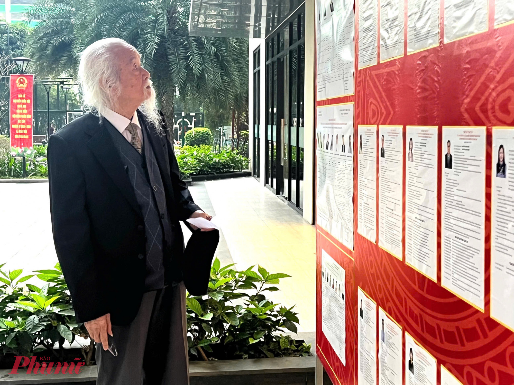 5g45 ngày 15/3, Cử tri Phạm Quang Huy  (81 tuổi) đã có mặt tại điểm bầu cử số 9 phường Tây Mỗ. Tại điểm bỏ phiếu, ông Huy đeo kính lão, chăm chú nghiên cứu tiểu sử của từng ứng cử viên. 