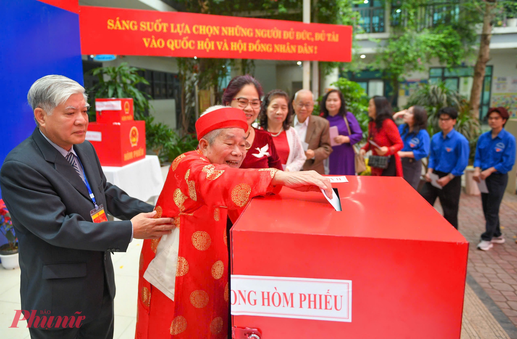 Mỗi lá phiếu đối với các cụ là một lời gửi gắm tâm huyết, là sự chắt chiu hy vọng về một bộ máy lãnh đạo đủ đức, đủ tài để tiếp tục dẫn dắt dân tộc.