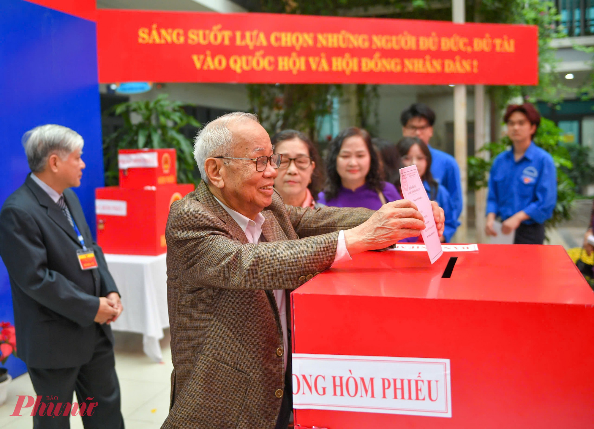 Tại các điểm bỏ phiếu ở Hà Nội, không khó để bắt gặp những người cao tuổi nâng niu lá phiếu trách nhiệm, bước chậm rãi đi thực hiện quyền và nghĩa vụ công dân.