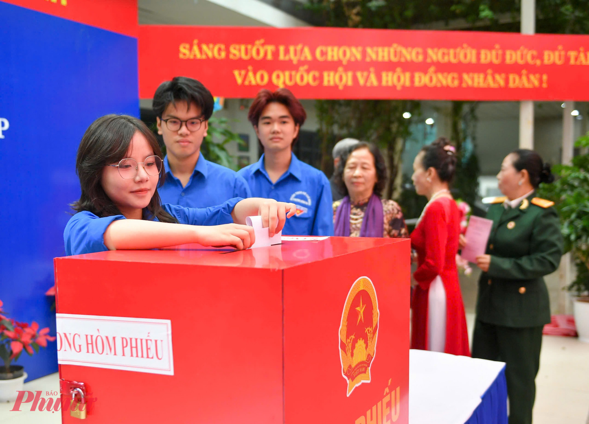 Mỗi cử tri có quyền bỏ 1 phiếu bầu đại biểu Quốc hội và bỏ 1 phiếu bầu đại biểu HĐND tương ứng với mỗi cấp HĐND mà mình được tham gia bầu cử.