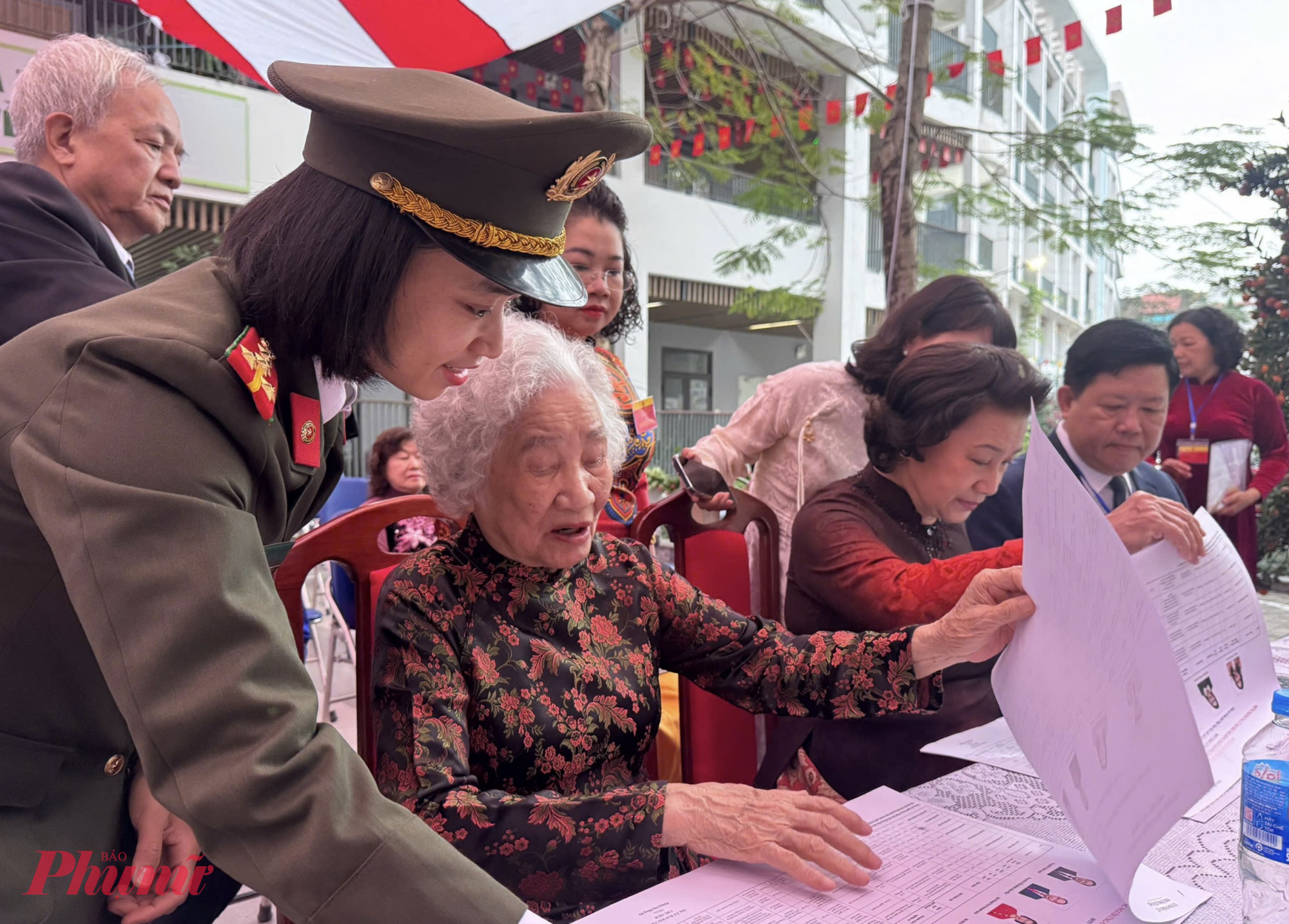 Tại phường Tây Hồ,  cử tri Nguyễn Thị Quân (94 tuổi) đến trực tiếp điểm bầu cử để thực hiện quyền bầu cử. Đối với bà Quân, còn sức khỏe là còn cống hiến, còn minh mẫn là còn muốn đóng góp cho sự phát triển của đất nước.