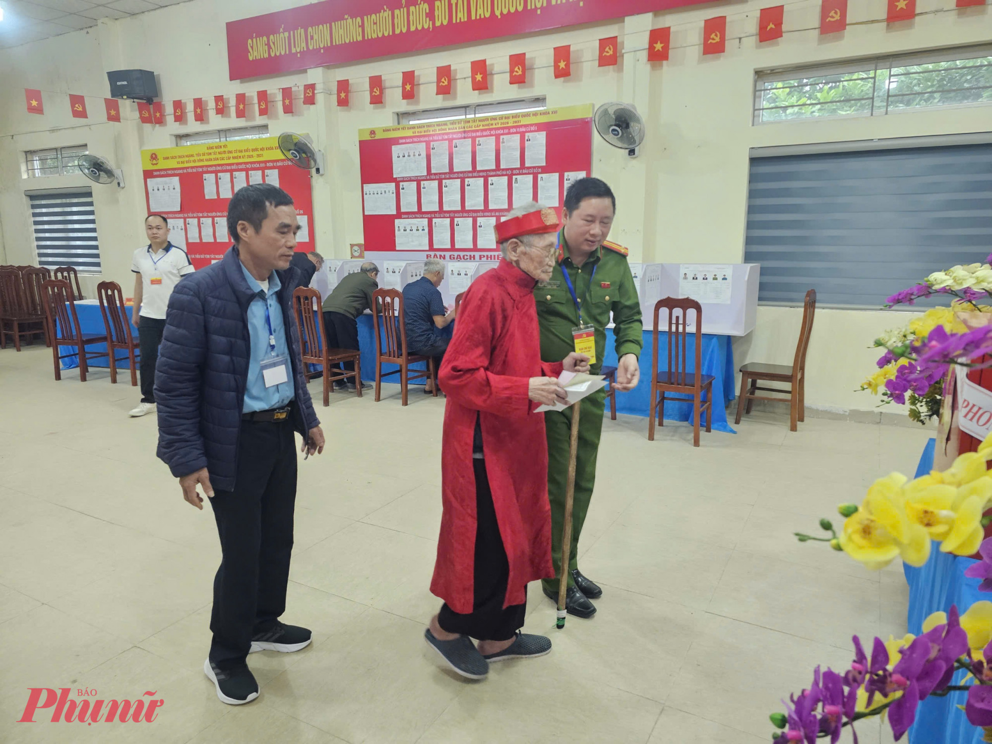 Cụ Nguyễn Văn Pha (xã An Khánh) khiến tất cả những người có mặt tại điểm bầu cử phải nghiêng mình kính trọng. Bước sang tuổi 106, cụ vẫn minh mẫn, tự mình thực hiện quyền công dân thiêng liêng. Hình ảnh cụ già tóc bạc phơ nâng niu lá phiếu là lời khẳng định mạnh mẽ lòng yêu nước và trách nhiệm với đất nước chưa bao giờ phai nhạt theo thời gian.