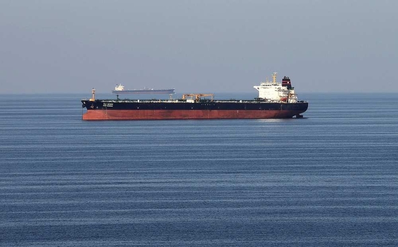 Tàu chở dầu đi qua eo biển Hormuz - Ảnh: Reuters