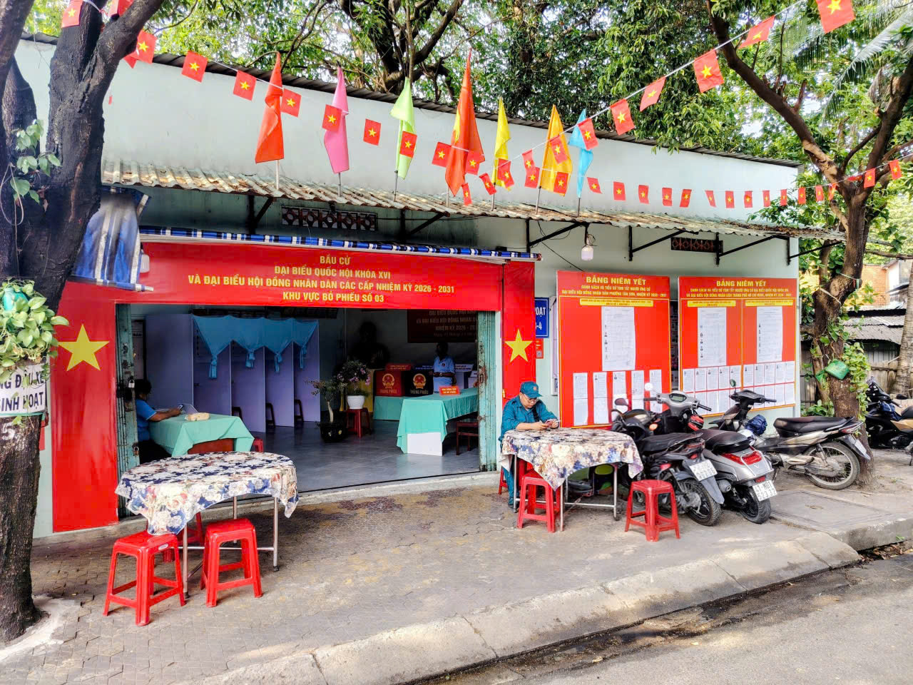 Điểm bầu cử sáng nay của khu phố tôi. Mẹ kể mình được mời kiểm tra thùng phiếu trước khi niêm phong và cũng là người bỏ lá phiếu đầu tiên trong ngày.