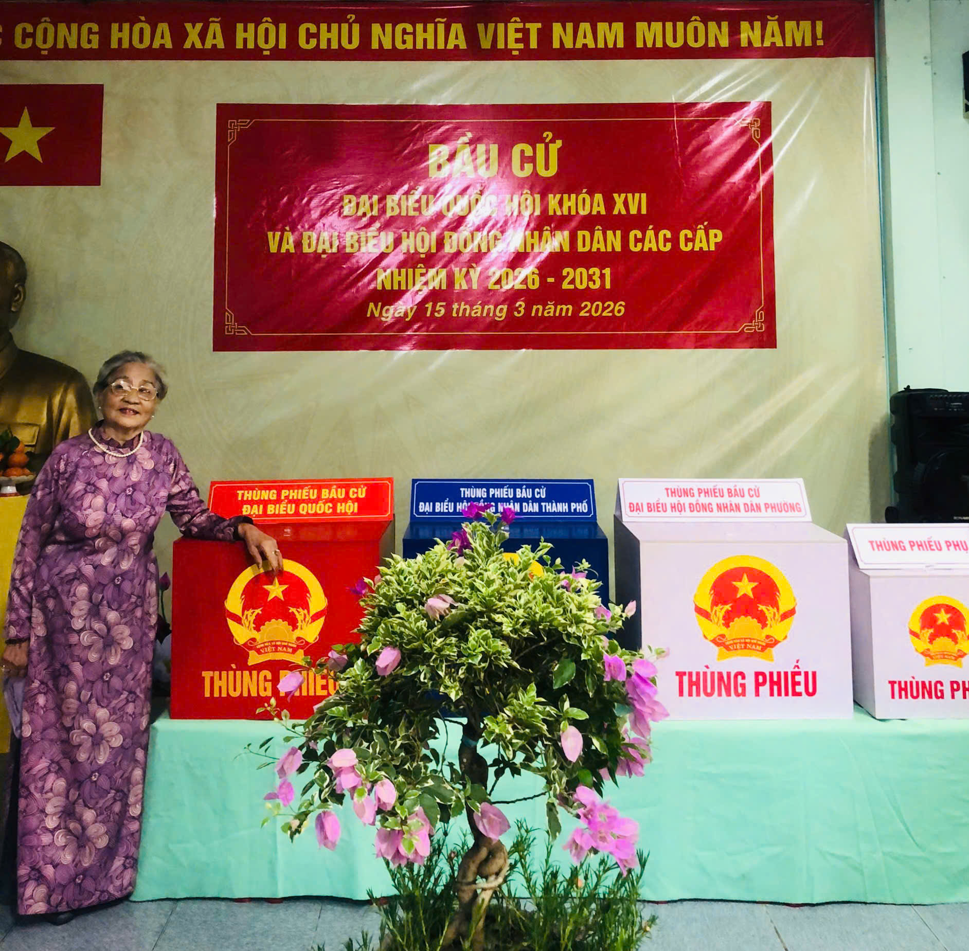 Mẹ tôi trăn trở “Mẹ muốn ưu tiên chọn nữ, phụ nữ mình có nhiều người tài giỏi lắm. Nhưng năm nay ít nữ quá nên đành chọn nam cho đủ.”.