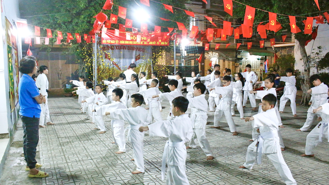 Chị Hà Thị Dịu Quỳnh (bìa trái) - Chi hội trưởng Chi hội Phụ nữ khu phố 17  - trực tiếp quản lý để lớp học diễn ra trong nền nếp và đạt hiệu quả