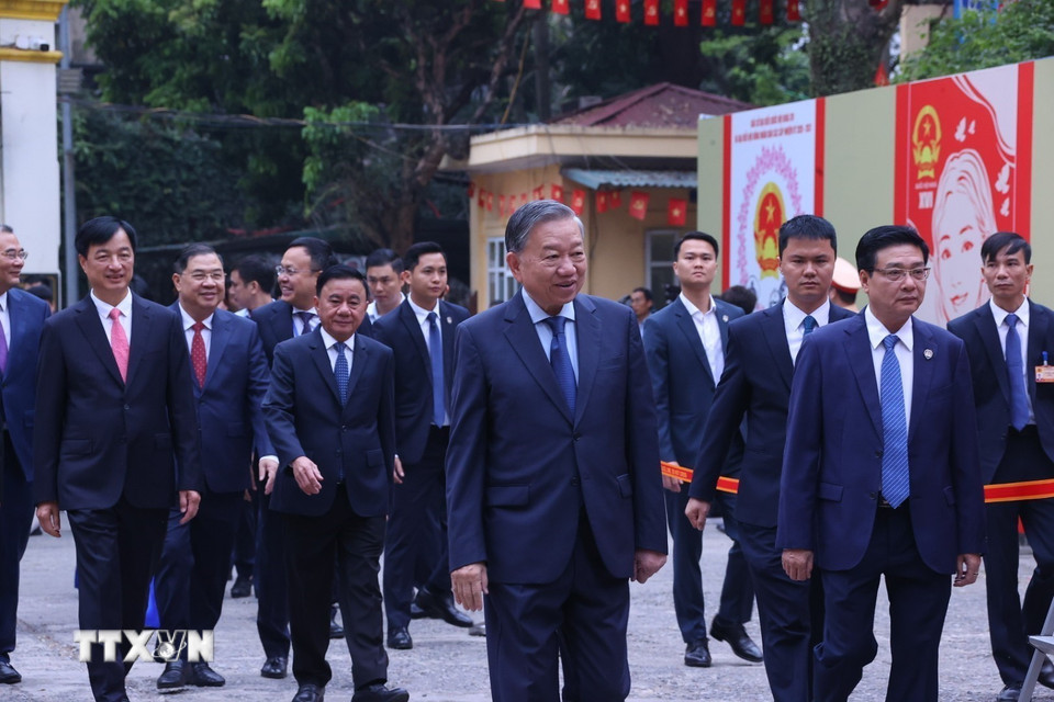 Trực tiếp: Người dân cả nước đi bỏ phiếu bầu cử Tổng Bí thư Tô Lâm bỏ phiếu tại khu vực bỏ phiếu số 2