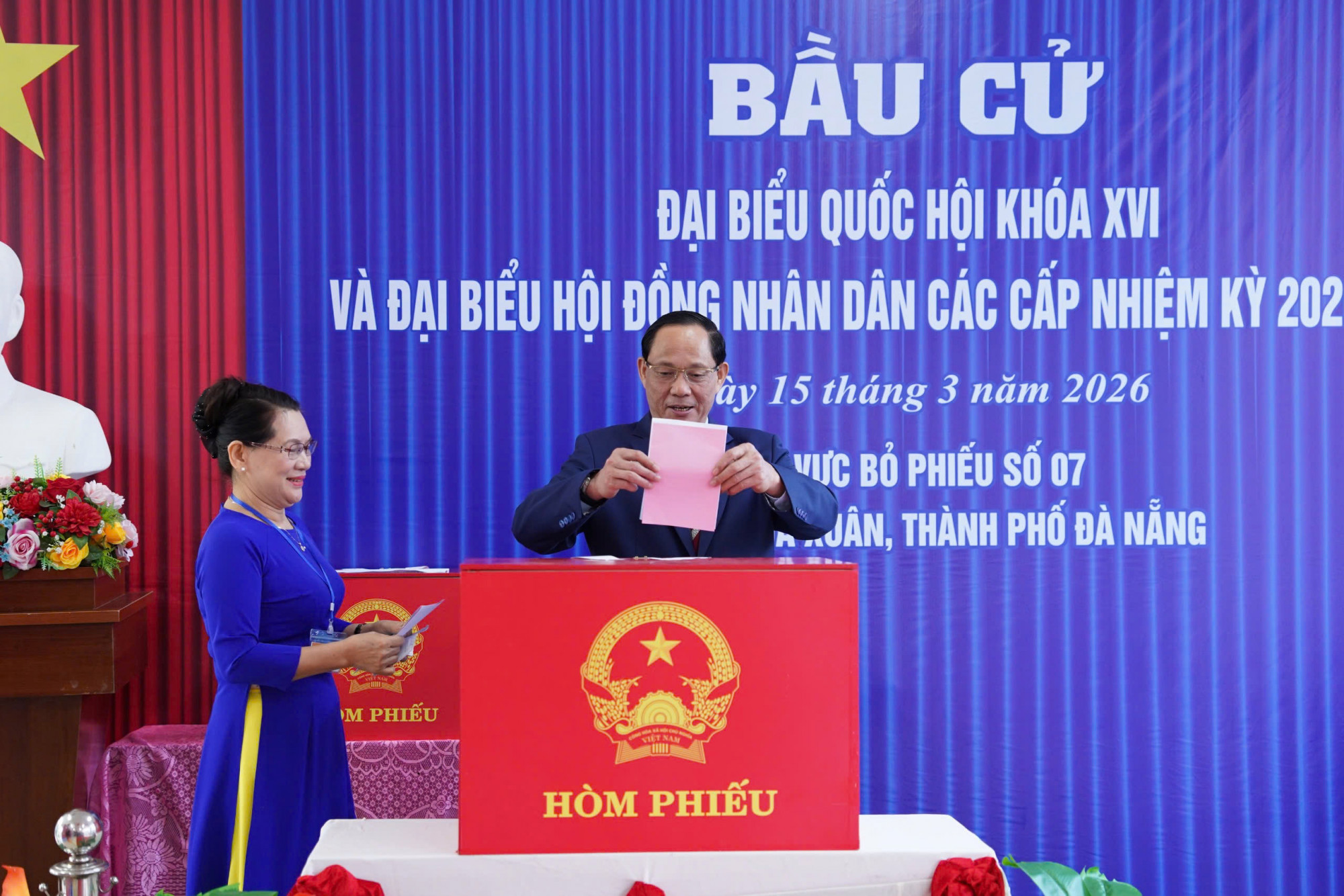 Trực tiếp: Người dân cả nước đi bỏ phiếu bầu cử Phó chủ tịch Quốc hội Trần Quang Phương bỏ phiếu tại khu vực bỏ phiếu số 7, phường Hòa Xuân, TP Đà Nẵng.