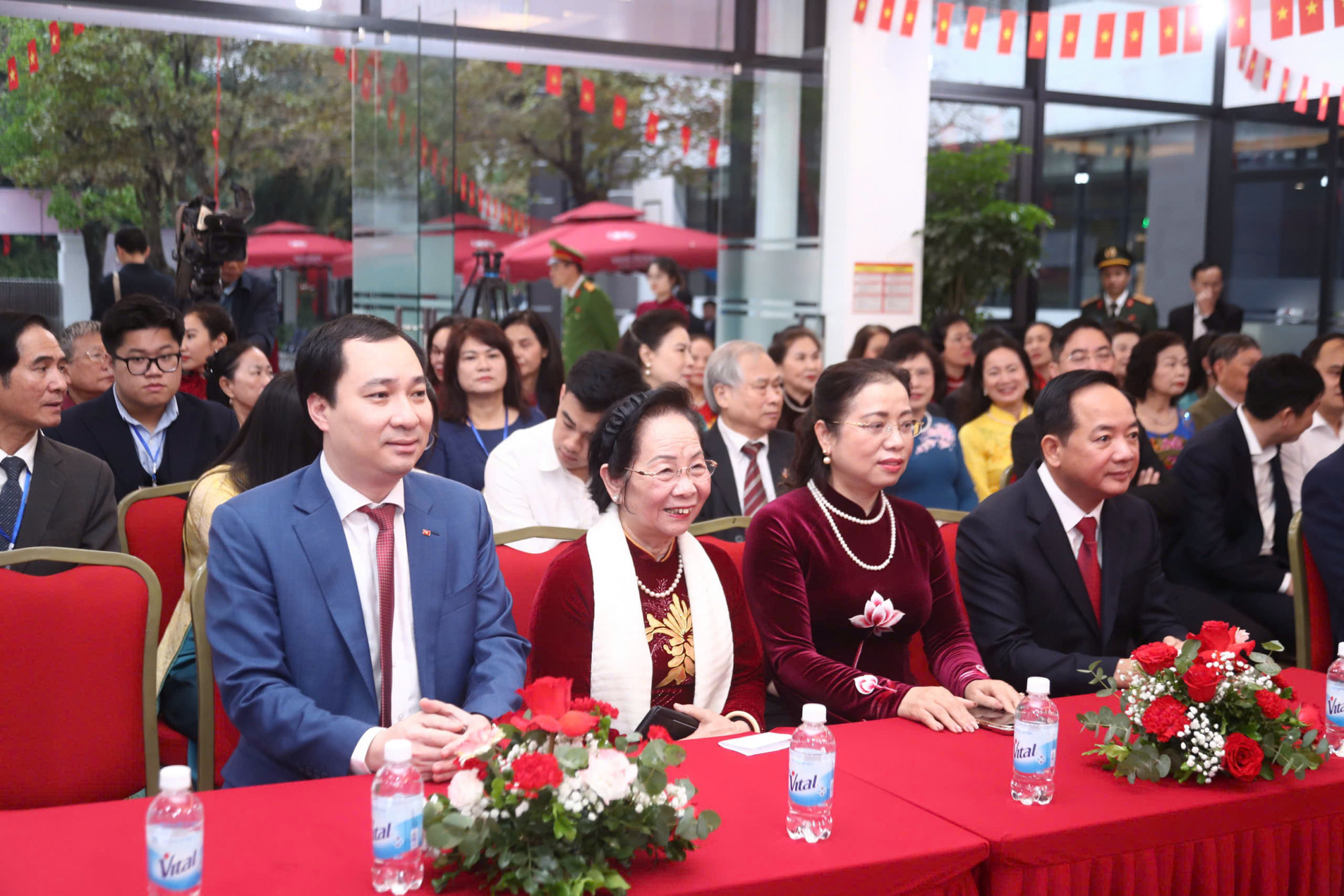 Nguyên Phó Chủ tịch nước Nguyễn Thị Doan đến điểm bỏ phiếu số 16 tại phường Đại Mỗ - ảnh: Anh Ngọc