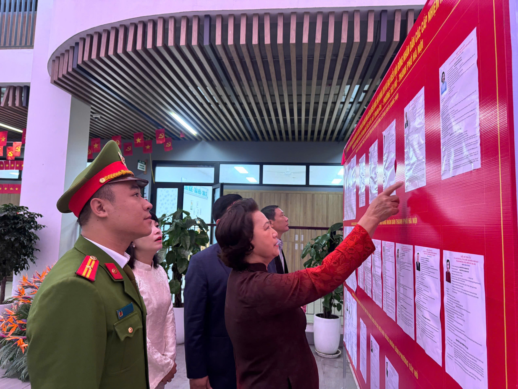 Nguyên Chủ tịch Quốc hội Nguyễn Thị Kim Ngân thực hiện quyền bầu cử tại phường Tây Hồ - ảnh: Anh Ngọc