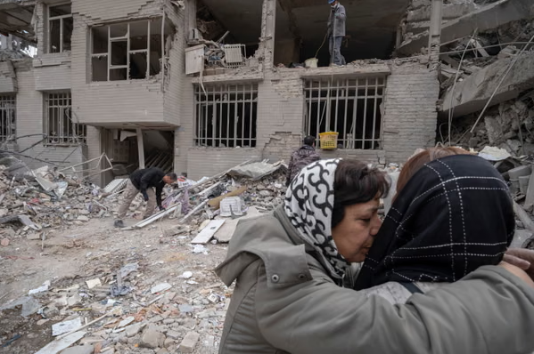 Hai phụ nữ Iran bên ngoài đống đổ nát căn hộ của họ ở Tehran sau một cuộc tấn công của Mỹ vào tuần trước. Ảnh: NurPhoto / Getty Images