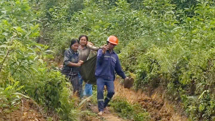 Nạn nhân khẩn trương được cáng đi cấp cứu sau khi xảy ra sự cố phóng điện.