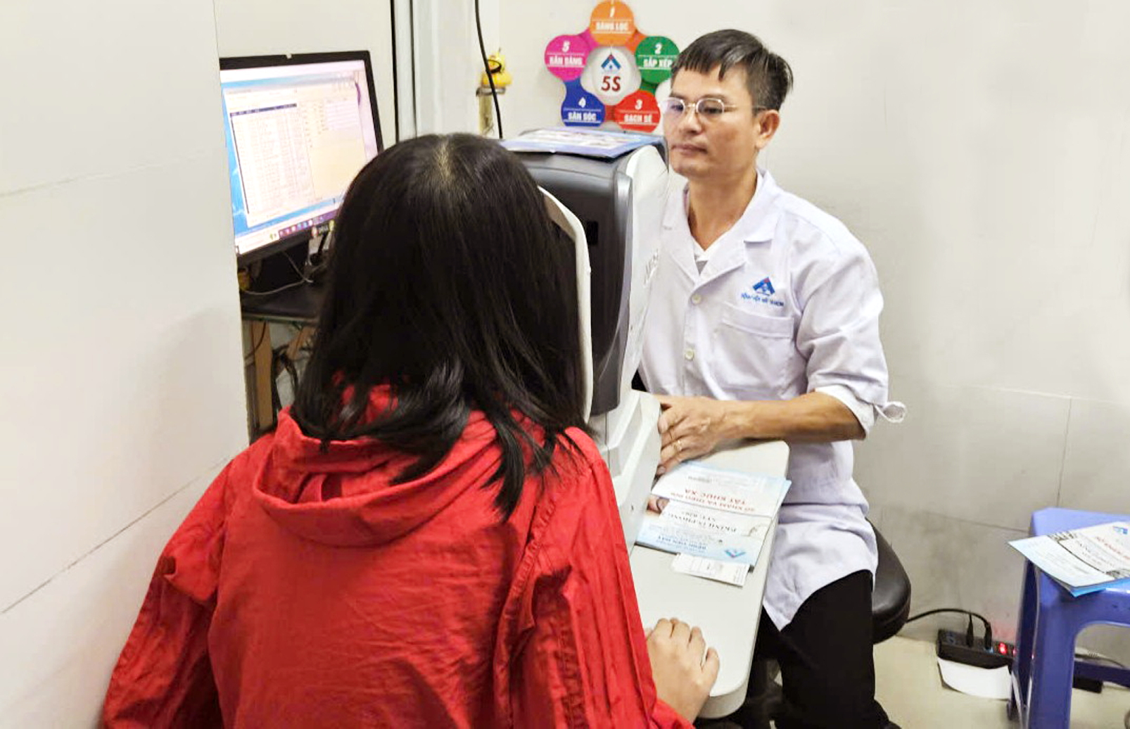 Rát mắt khi nhìn máy tính: Đừng chủ quan! Bác sĩ Bệnh viện Mắt TPHCM khám, đo khúc xạ cho người bệnh