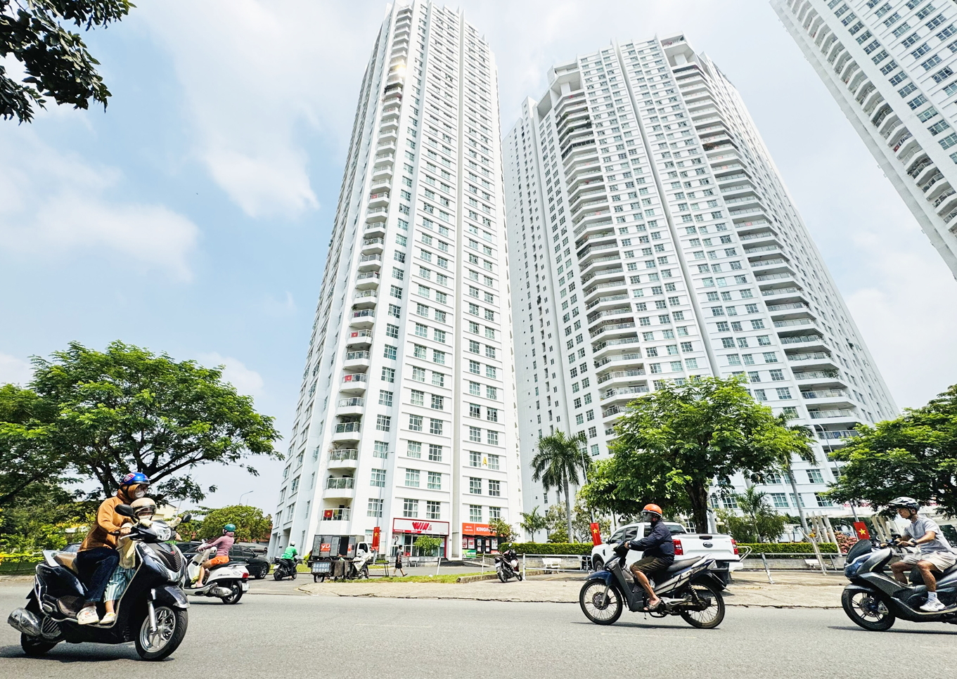 Một chung cư ở phường Tân Hưng, TPHCM. Lãi suất vay mua nhà tăng cao có thể khiến lượng căn hộ tồn kho tăng  nhưng lại hạn chế được tình trạng đầu cơ