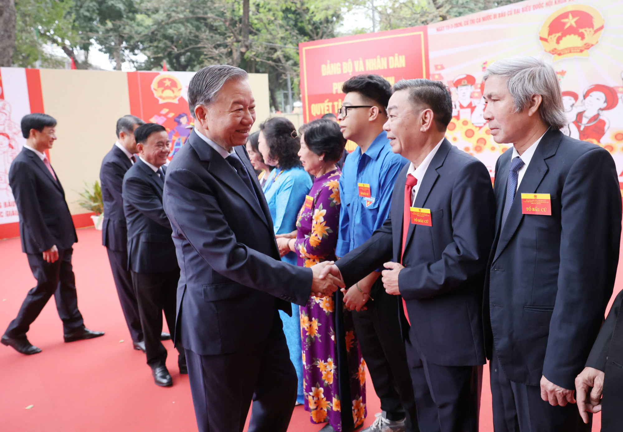 Tổng bí thư đến dự điểm bỏ phiếu