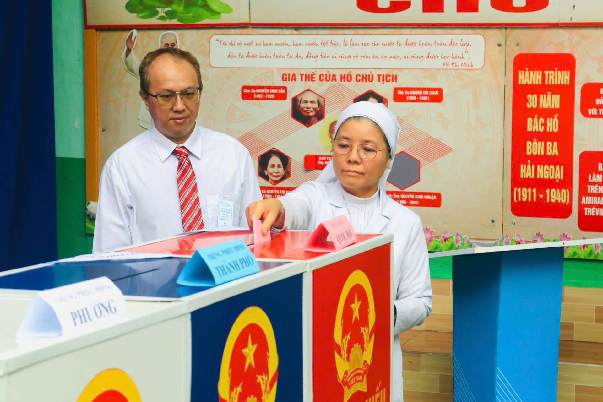 Tới 19g, tỉ lệ cử tri bỏ phiếu ở TPHCM đạt 96,97% Cử tri TPHCM đi bỏ phiếu - ảnh: Nhã Chân