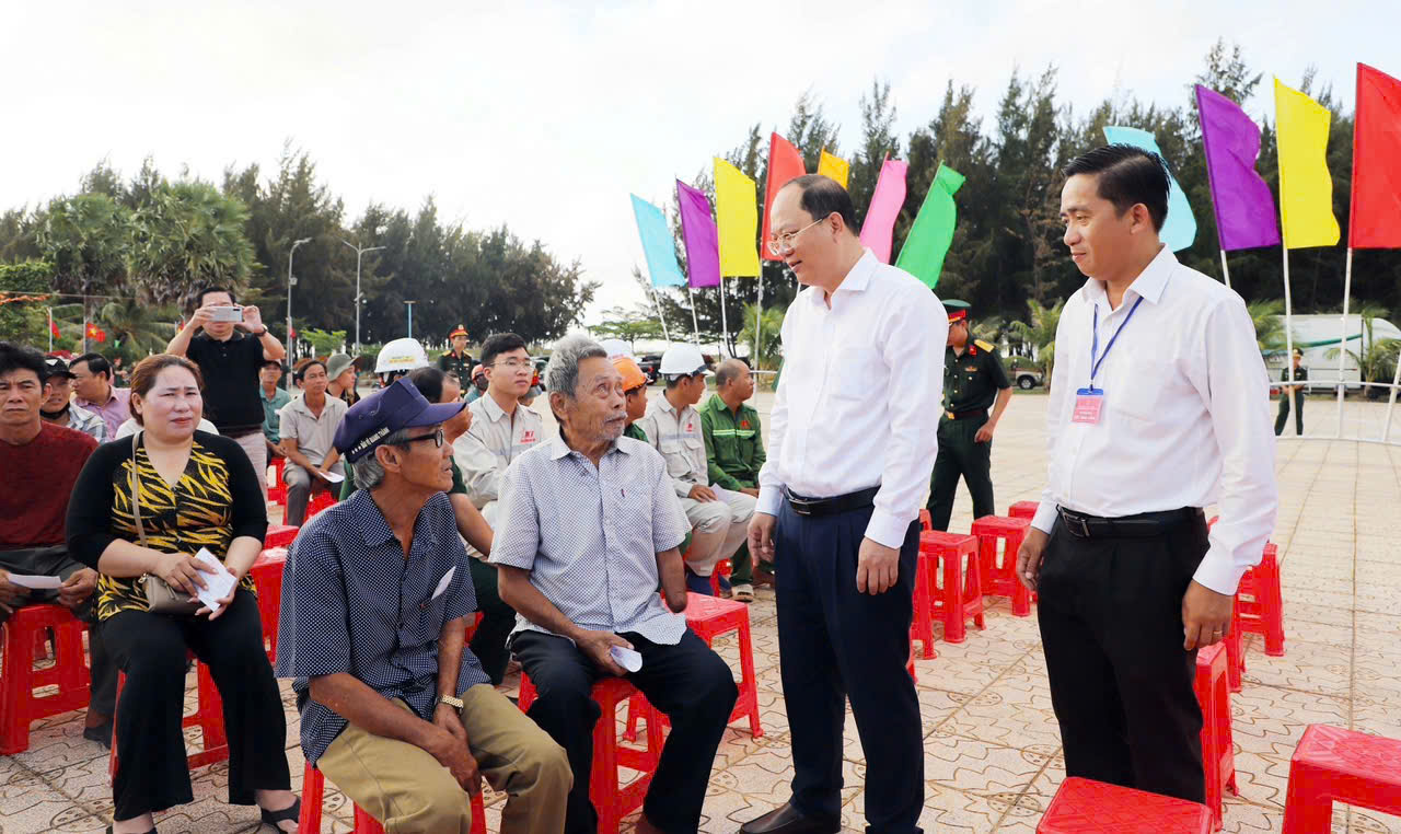Đồng chí Nguyễn Hồ Hải, Bí thư Tỉnh ủy Cà Mau thăm hỏi bà con cử tri tại xã Đất Mũi.