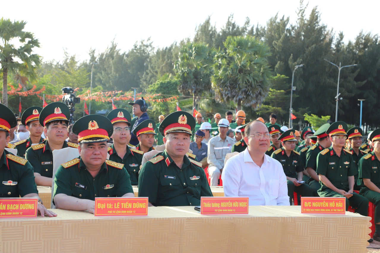 ông Nguyễn Hồ Hải - Ủy viên Trung ương Đảng, Bí thư Tỉnh ủy Cà Mau đến dự lễ khai mạc tại khu vực bỏ phiếu số 9 (ấp Khai Long). 