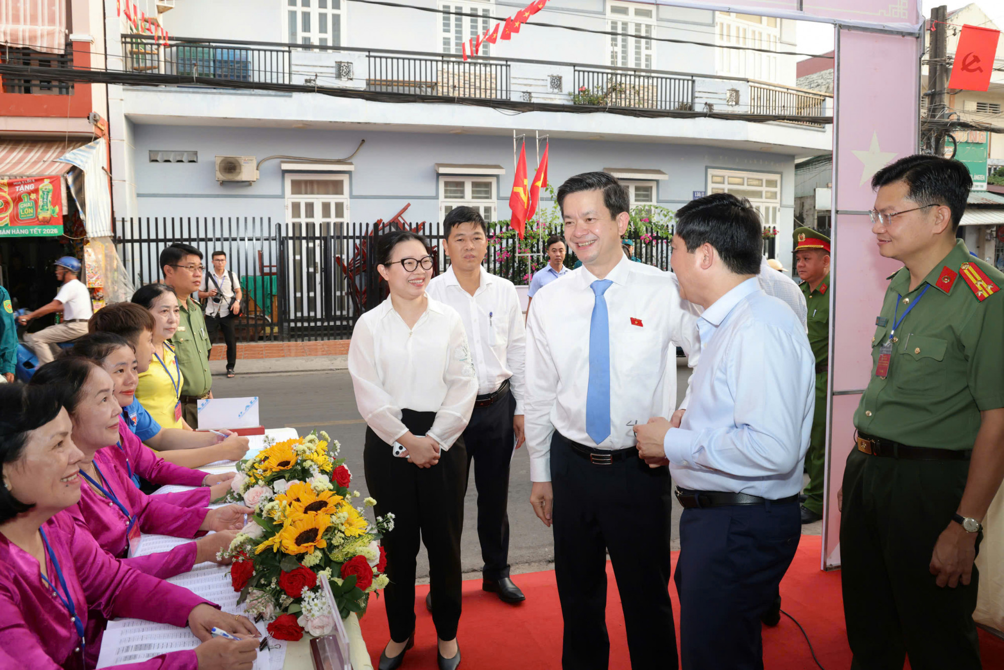 Trực tiếp: Người dân cả nước đi bỏ phiếu bầu cử Ông Lê Quang Tùng - Ủy viên Trung ương Đảng, Bí thư Thành ủy Cần Thơ (đeo cà vạt xanh), đến dự ở điểm bầu cử số 22, phường Ninh Kiều (TP Cần Thơ). Ảnh: Huỳnh Lợi