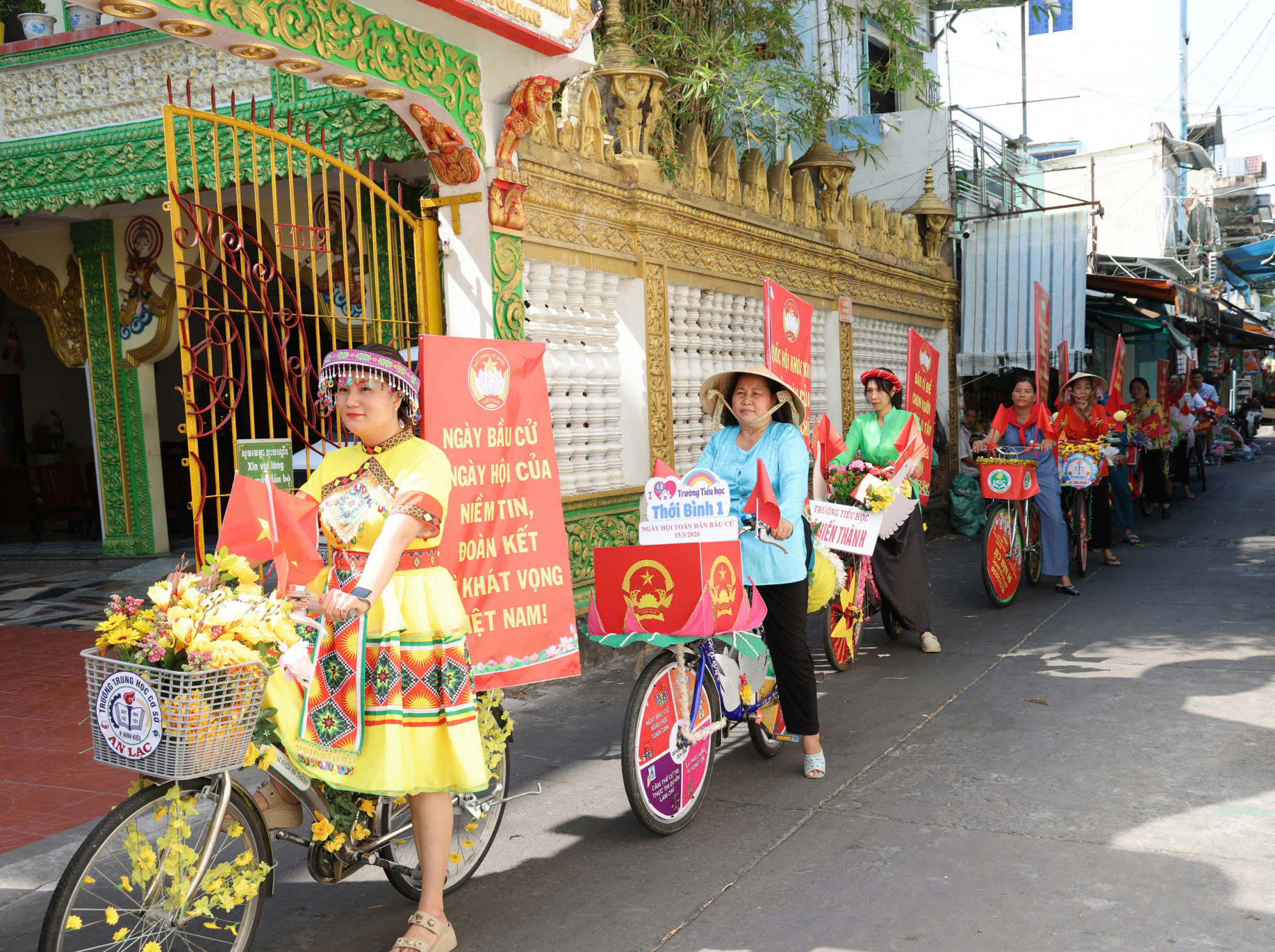 Trực tiếp: Người dân cả nước đi bỏ phiếu bầu cử Phụ nữ phường Ninh Kiều, TP Cần Thơ cổ vũ cho ngày bầu cử… Ảnh: Huỳnh Lợi