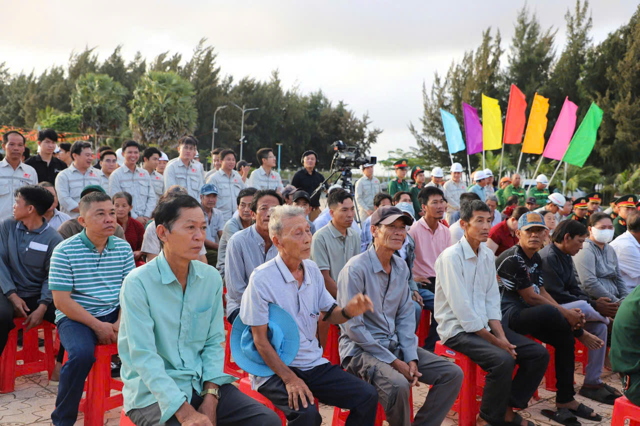  hàng chục ngàn cử tri xã Đất Mũi (tỉnh Cà Mau) - vùng đất địa đầu cực Nam của Tổ quốc đã háo hức đi bầu cử thực hiện quyền và nghĩa vụ công dân của mình. 