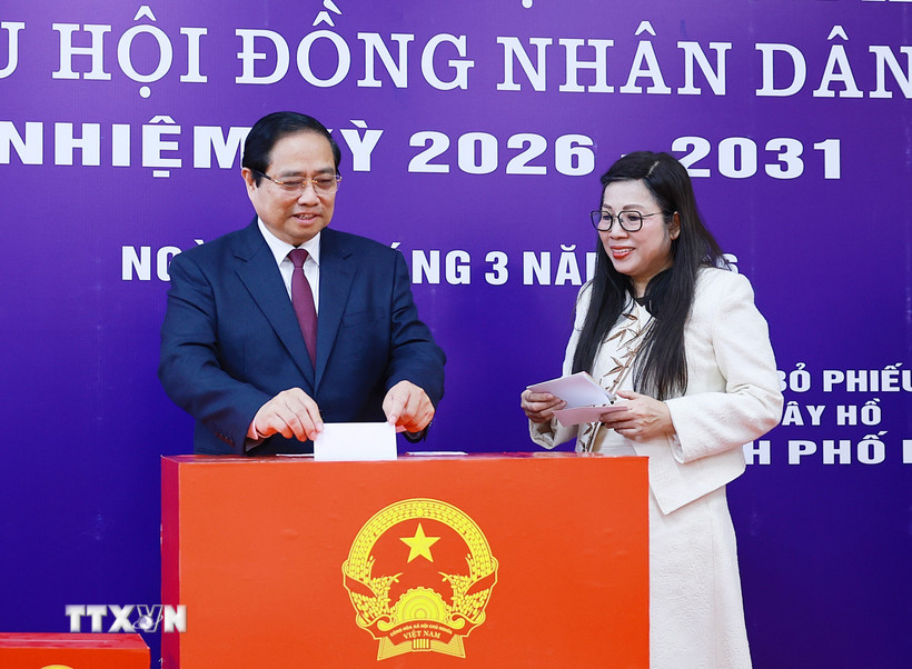 Trực tiếp: Người dân cả nước đi bỏ phiếu bầu cử Thủ tướng Phạm Minh Chính và Phu nhân bỏ phiếu bầu tại Khu vực bỏ phiếu số 21, phường Tây Hồ, thành phố Hà Nội. (Ảnh: Dương Giang/TTXVN)