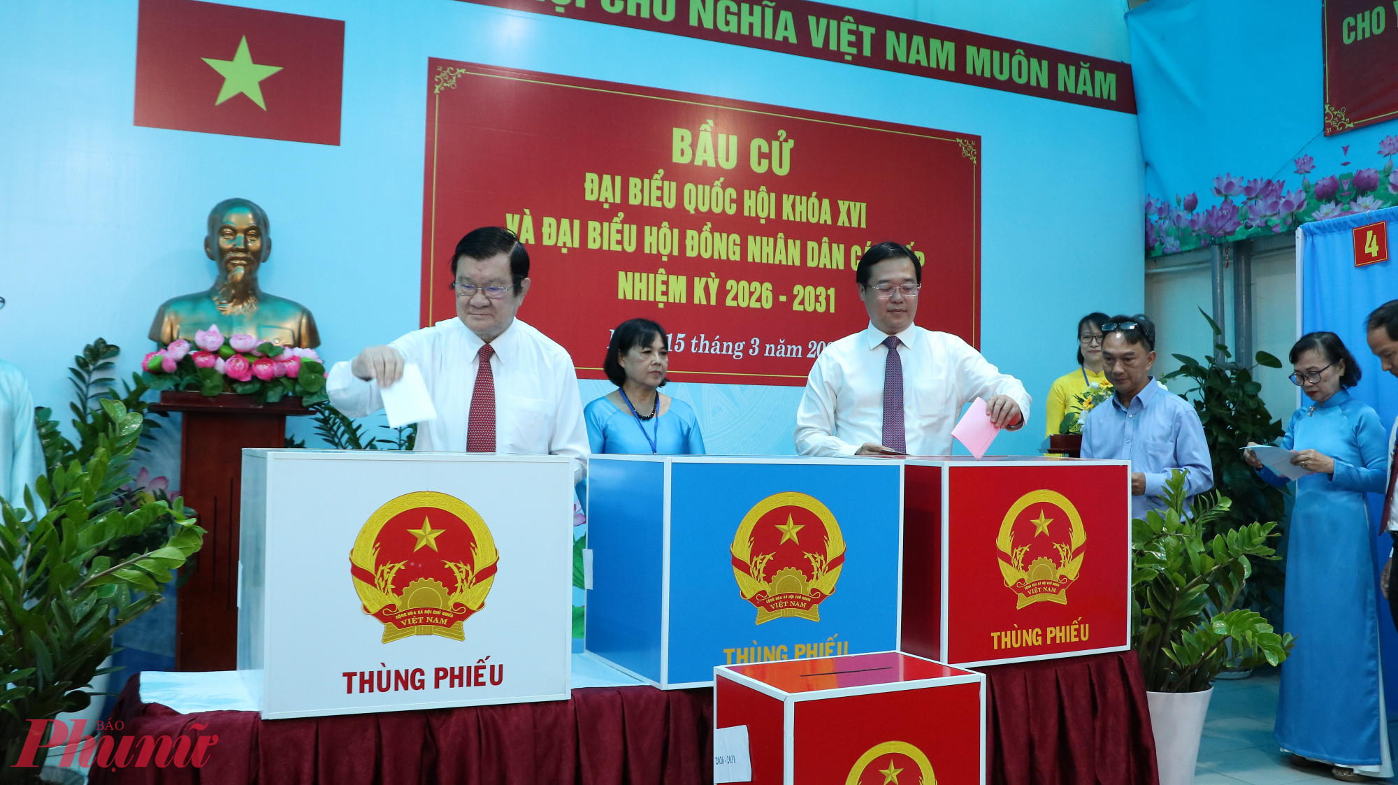 Trực tiếp: Người dân cả nước đi bỏ phiếu bầu cử Trương Tấn Sang - nguyên Ủy viên Bộ Chính trị, nguyên Chủ tịch nước; ông Lê Quốc Phong - Ủy viên Trung ương Đảng, Phó bí thư Thường trực Thành ủy TPHCM