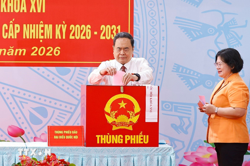 Trực tiếp: Người dân cả nước đi bỏ phiếu bầu cử Chủ tịch Quốc hội Trần Thanh Mẫn bỏ phiếu bầu cử tại Khu vực bỏ phiếu số 14 Trường THCS Đỗ Văn Dậy, xã Hóc Môn, Thành phố Hồ Chí Minh. (Ảnh: Doãn Tấn/TTXVN)