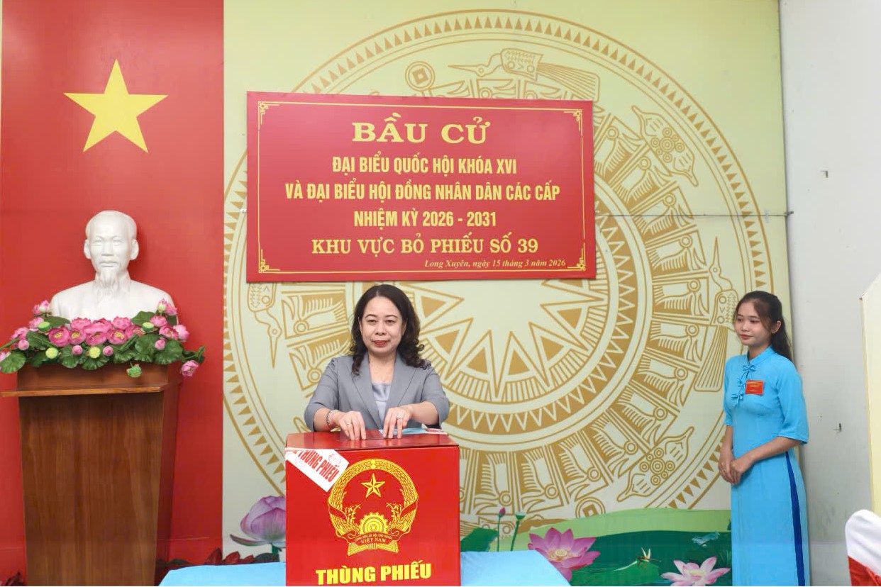 Trực tiếp: Người dân cả nước đi bỏ phiếu bầu cử Phó chủ tịch nước Võ Thị Ánh Xuân tham gia bỏ phiếu bầu cử tại phường Long Xuyên - Ảnh CTV