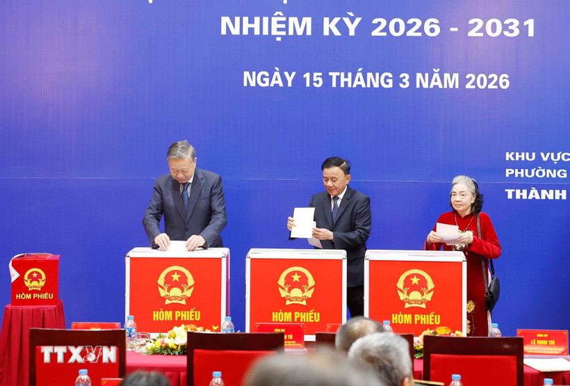 Trực tiếp: Người dân cả nước đi bỏ phiếu bầu cử Tổng Bí thư Tô Lâm và đồng chí Trần Cẩm Tú, Ủy viên Bộ Chính trị, Thường trực Ban Bí thư bỏ phiếu bầu cử tại Khu vực bỏ phiếu số 02 phường Ba Đình, thành phố Hà Nội. (Ảnh: Thống Nhất/TTXVN)