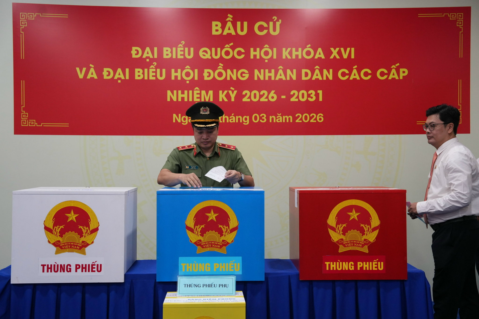 Trực tiếp: Người dân cả nước đi bỏ phiếu bầu cử Đồng chí Mai Hoàng, tham dự tại điểm bầu cử phường Cầu Ông Lãnh đại diện các cử tri bỏ lá phiếu đầu tiên vào thùng phiếu - Ảnh: Nguyễn Quang