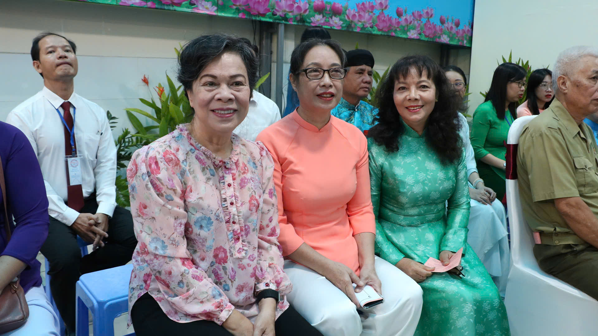 Trực tiếp: Người dân cả nước đi bỏ phiếu bầu cử Bà Lê Thị Phương (bìa trái) cùng người dân tham gia bầu cử