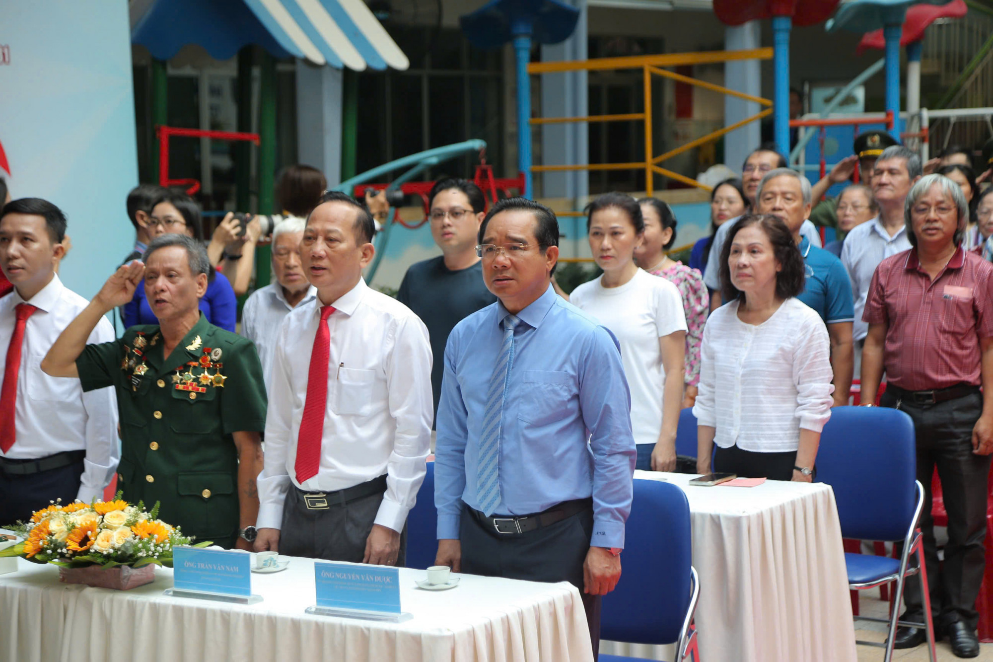 Trực tiếp: Người dân cả nước đi bỏ phiếu bầu cử Chủ tịch UBND TPHCM làm lễ chào cờ tại điểm bỏ phiếu - Ảnh: Nguyễn Quang