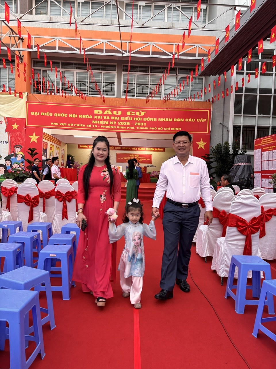 Trực tiếp: Người dân cả nước đi bỏ phiếu bầu cử Từ sáng sớm, gia đình anh chị Vũ Thị Thuỳ- Lê Hoàng Huy Vũ dẫn con gái Lê Vũ Thuỳ Anh-4t theo ba mẹ đi bầu cử tại điểm phưởng Bình Phú, TPHCM - Ảnh: Thùy Dương