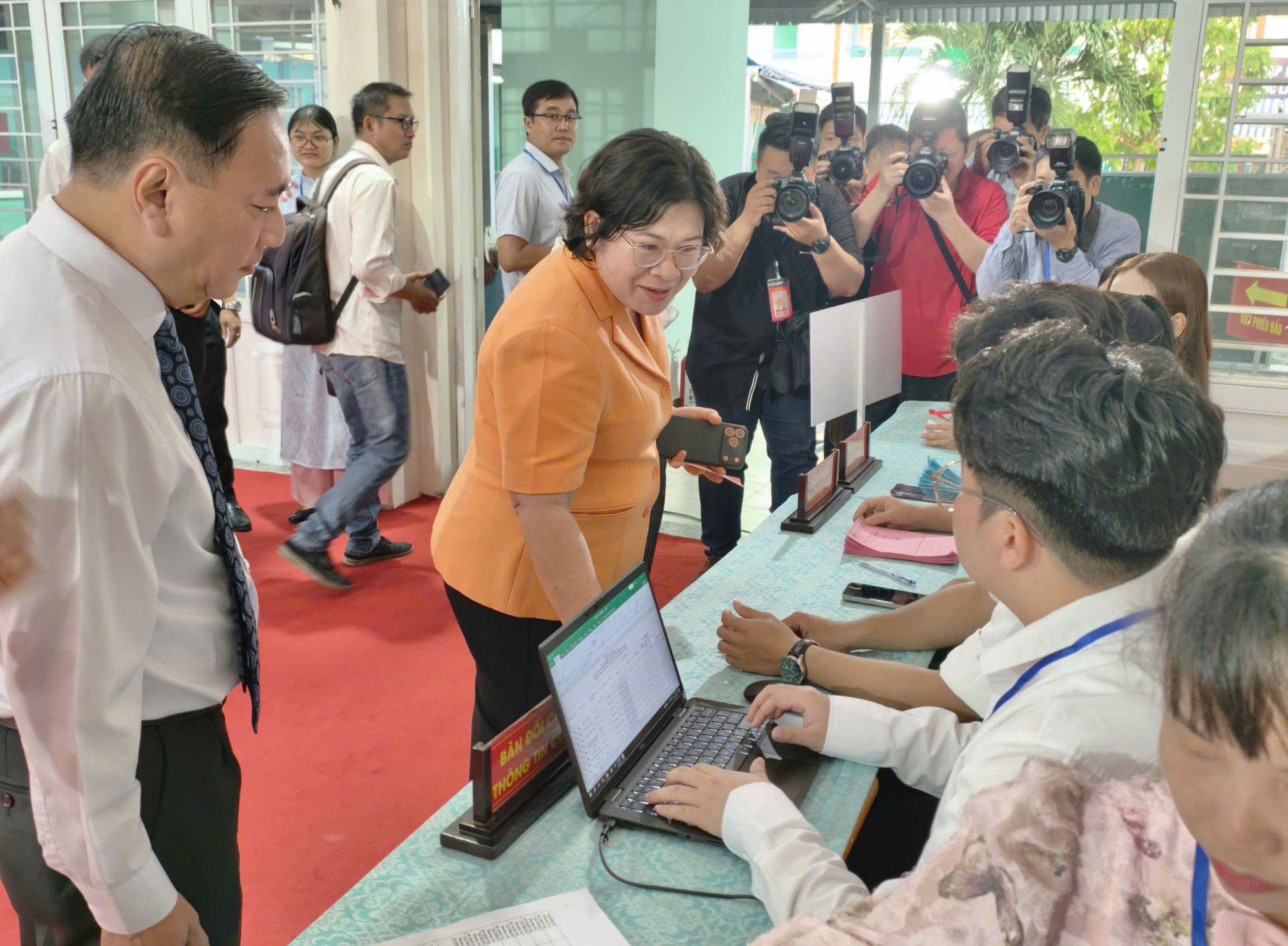 Trực tiếp: Người dân cả nước đi bỏ phiếu bầu cử Bà Văn Thị Bạch Tuyết - Phó bí thư Thành uỷ TPHCM kiểm tra công tác chuẩn bị trước giờ bầu cử tại khu vực bỏ phiếu số 14, trường THCS Đỗ Văn Dậy, xã Hóc Môn - Ảnh: Phùng Huy