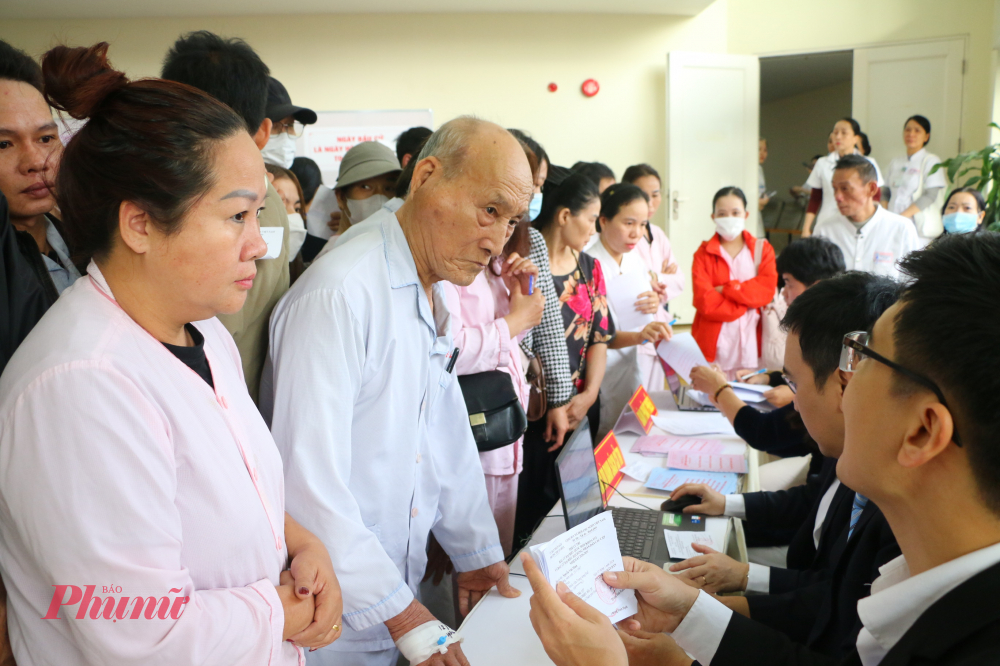 Các bệnh nhân được cán bộ hướng dẫn tận tình từ khâu nhận thẻ cử tri, đến bầu cử