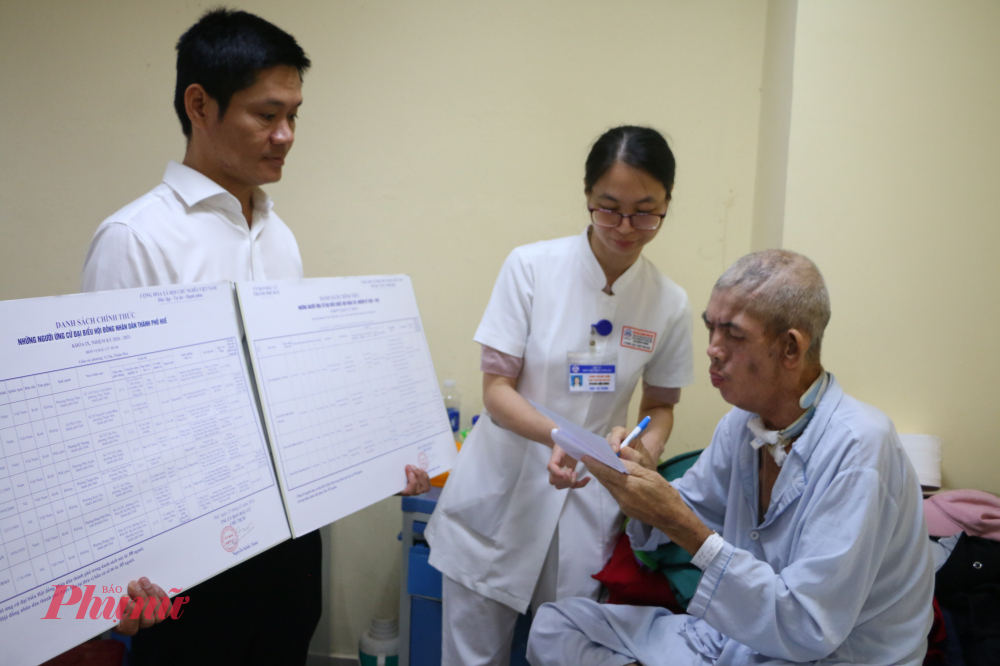 Bệnh nhân khoa ung bứu được hướng dẫn bầu củ