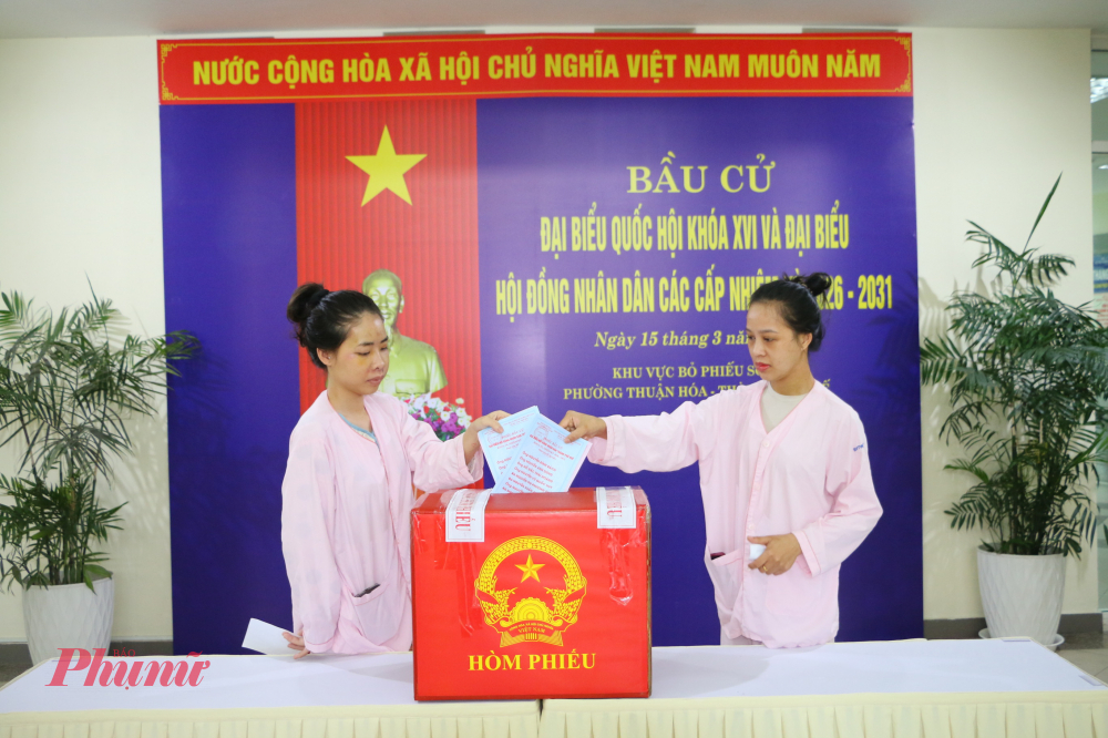 Bệnh nhân điều trị tại Bệnh viện Trung ương Huế tham gia bầu cử tại Tổ bầu cử số 23 ỏe Bệnh viện Trung ươnh Huế