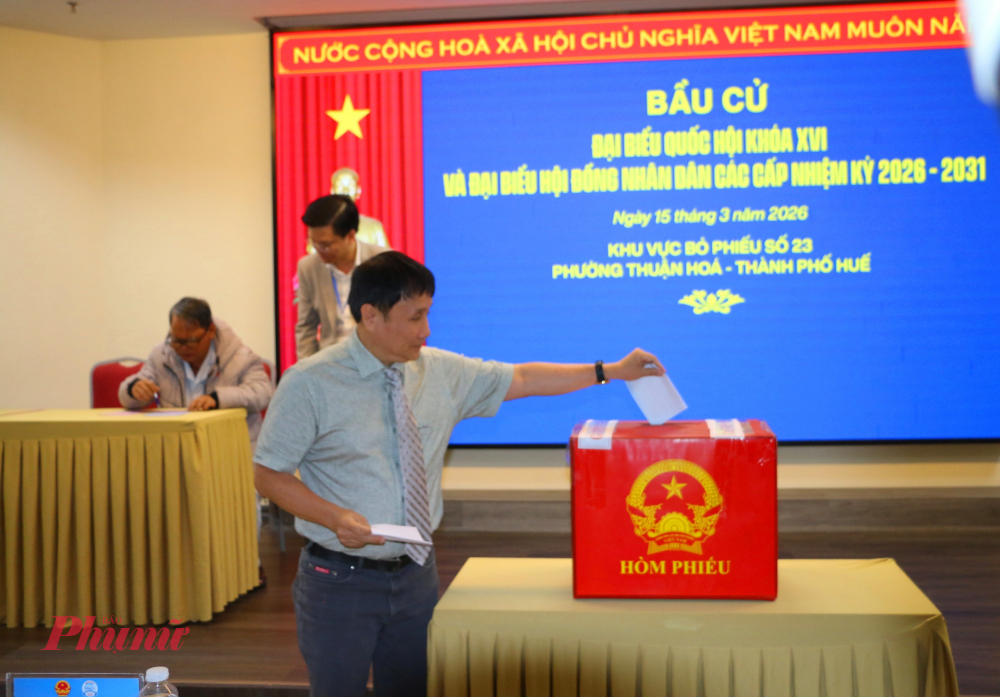 GS.TS Phạm Như Hiệp - Giám đốc Bệnh viện Trung Ương Huế tặng hoa chức mừng bệnh nhân N.T.T trở về nhà