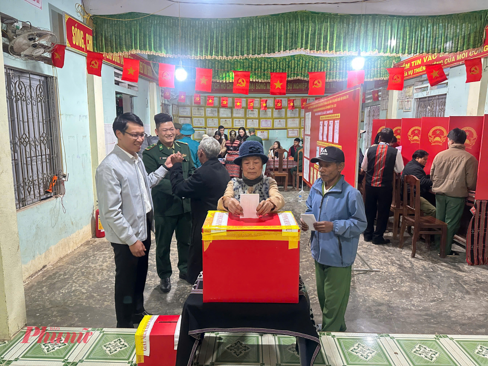 Người dân xã A Lưới 1 tham gia bỏ phiếu 