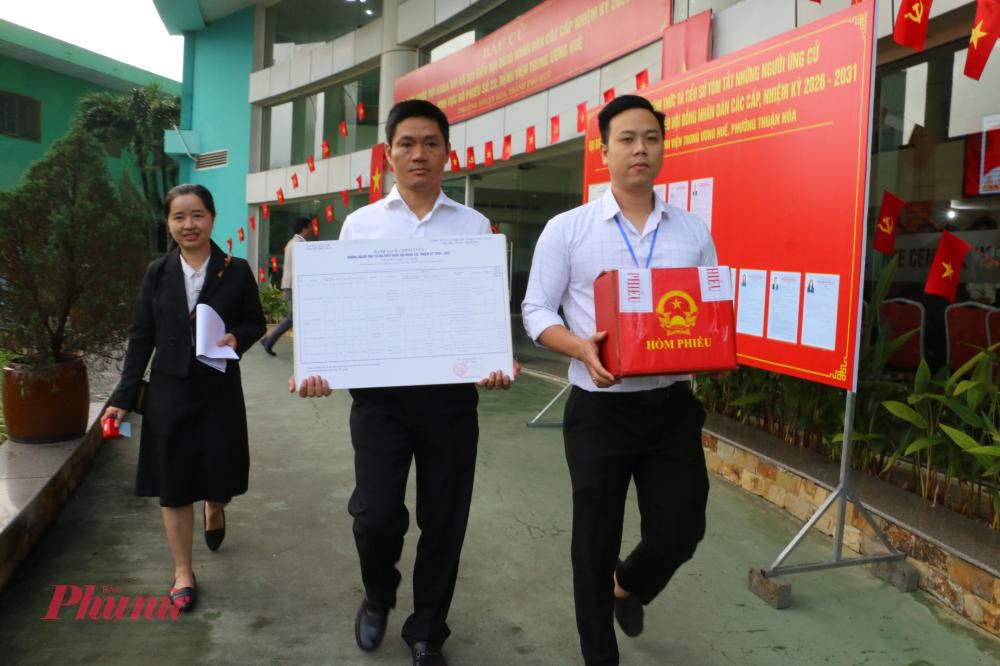 Đưa thùng phiếu di động hỗ trựo bệnh nhân bệnh nặng đàn điều trị tại các khoa trực thuộc Bệnh viện Trung ương Huế