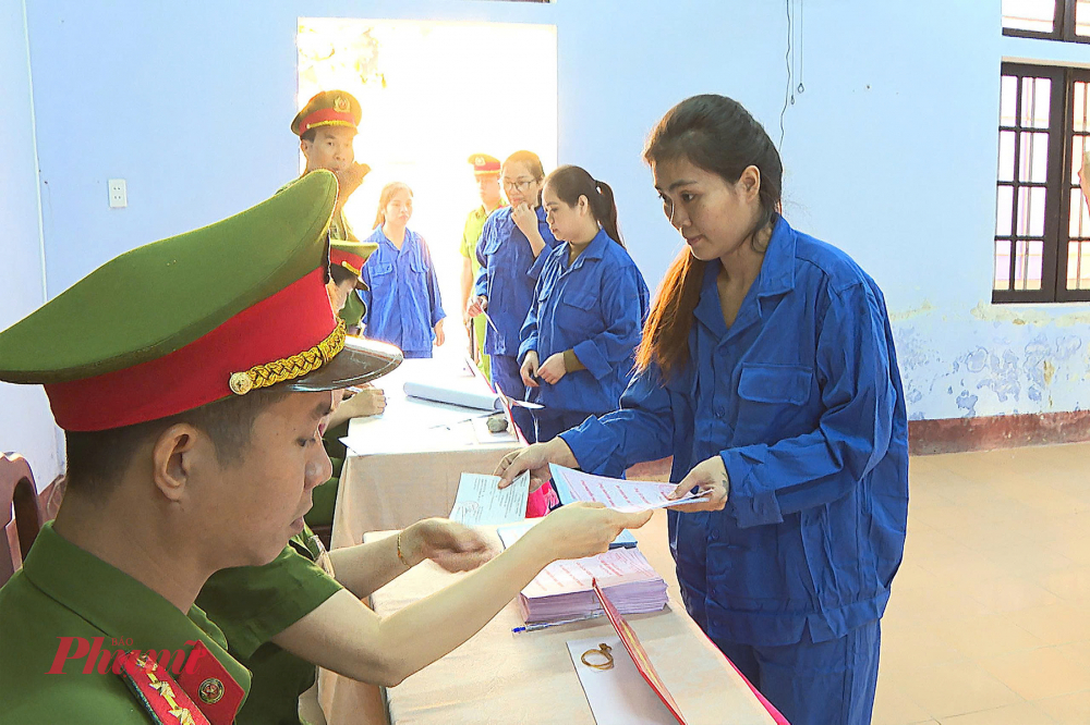 Các lực lượng chức năng làm nhiệm vụ tại khu vực bỏ phiếu đã phối hợp chặt chẽ, đảm bảo an ninh, an toàn tuyệt đối trong suốt quá trình diễn ra hoạt động bầu cử.