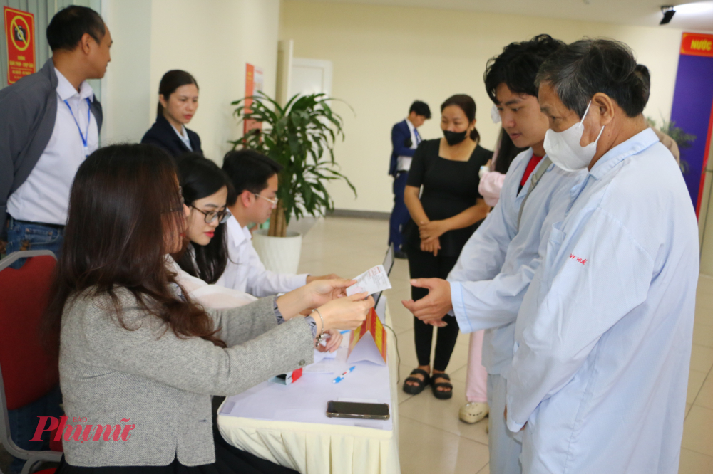 Bệnh nhân nhận thẻ cử tri