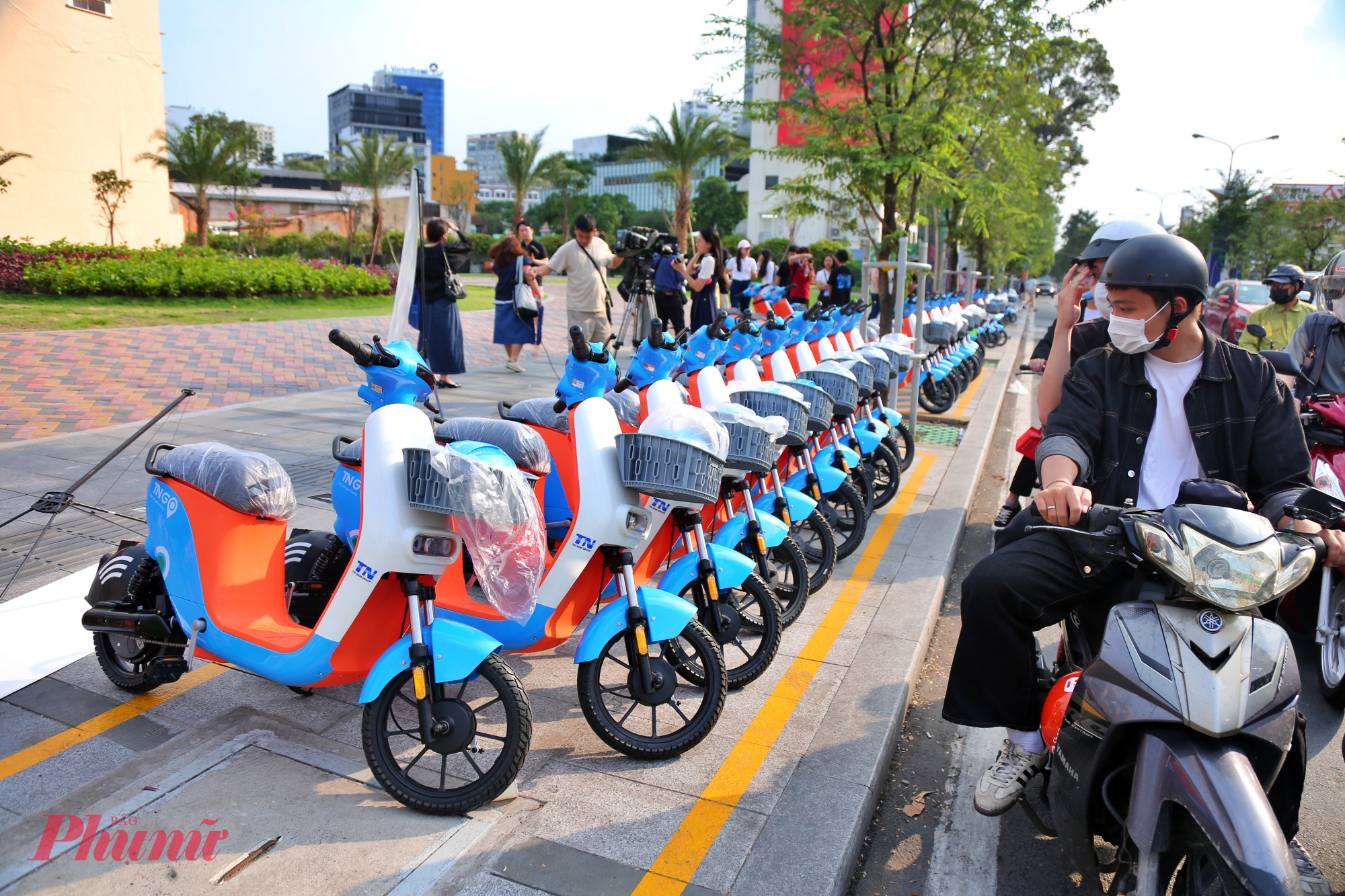 Chiều 15/3, Trung tâm Quản lý Giao thông công cộng TPHCM phối hợp với Công ty Cổ phần Tập đoàn Trí Nam (nhà đầu tư) chính thức đưa dịch vụ xe đạp điện công cộng vào hoạt động tại trạm xe đạp công cộng Thương xá Tax, trên đường Nguyễn Huệ, phường Sài Gòn, TPHCM (khu vực giao giữa đường Lê Lợi và đường Nguyễn Huệ).