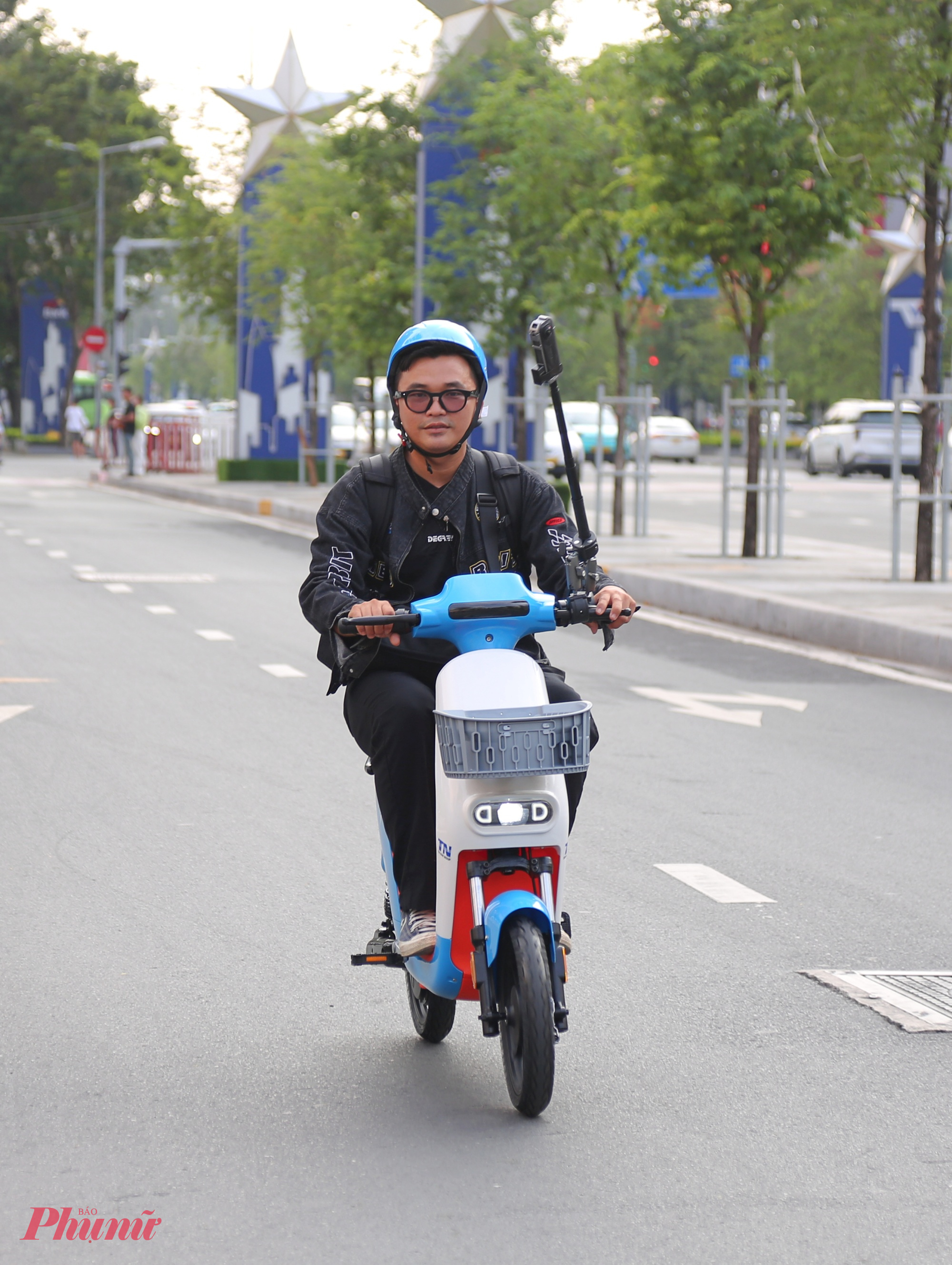 Một số người tranh thủ chạy thử dọc tuyến phố đi bộ Nguyễn Huệ để trải nghiệm cảm giác mới lạ.