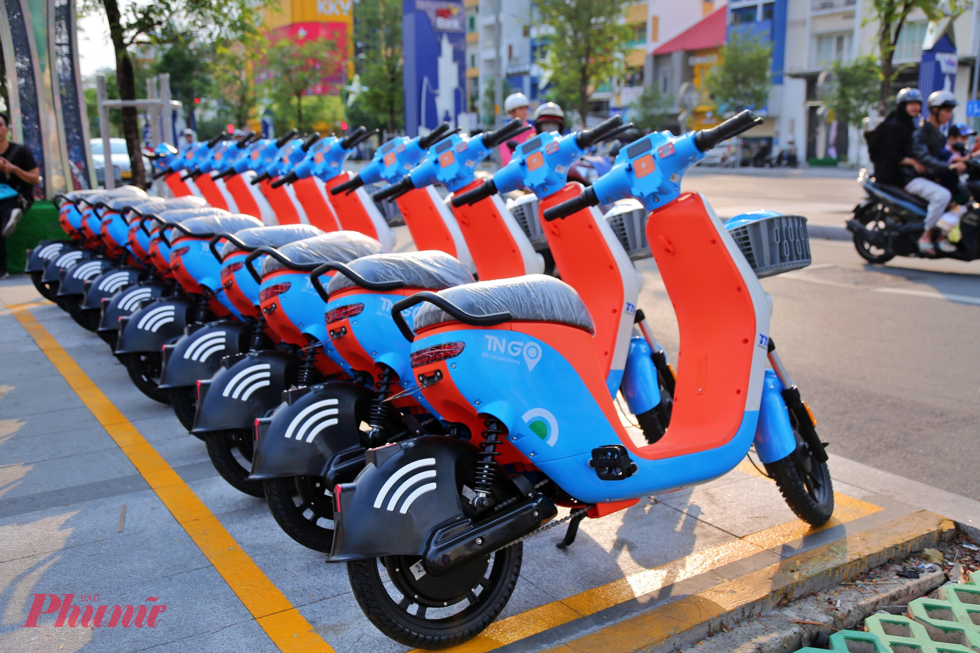 Theo ghi nhận, nhiều người dân tỏ ra tò mò và hào hứng khi lần đầu tiếp cận loại hình xe đạp điện công cộng. Chỉ cần vài thao tác đơn giản trên điện thoại, người dùng có thể nhanh chóng mở khóa xe và bắt đầu hành trình.