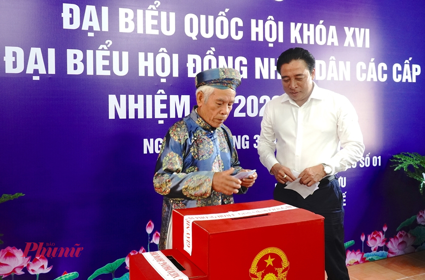  Phó Bí thư Thành ủy, Chủ tịch UBND thành phố Nguyễn Khắc Toàn tham gia bỏ phiếu.